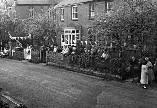 Crowds waiting in Station Rd for the visit of Queen Elizabeth II in 1957
